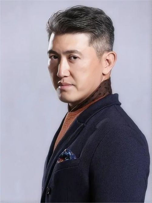 赵龙豪，原名赵纯阳、赵春羊，1973年7月1日出生于黑龙江省哈尔滨市，中国内地影视男演员，毕业于中央戏剧学院。
1995年，出演个人首部电视剧《西施》，从而正式进入演艺圈。2000年，出演年代情感剧《爱在冰雪纷飞时》。2003年，在年代情感剧《关中匪事》中饰演罗玉璋。2004年，主演青春励志剧《蓝狐》。2005年，主演战争电影《东江特遣队》。2007年，出演家庭伦理剧《?；丶铱纯础?。2008年，主演年代情感剧《远山》。2009年，出演民国商战剧《大掌柜》。2010年，主演抗战剧《地道英雄》。2011年，出演电视剧《云飞丝路天》。2012年1月1日，主演革命战争剧《光荣大地》。2013年，主演革命战争剧《冒牌英雄》。2015年，主演年代剧《金水桥边》。2016年，主演革命战争剧《红色护卫》、反腐题材电视剧《国家行动》。2017年，主演古装剧《大秦帝国之崛起》、当代检察反腐剧《人民的名义》。2019年，参演电视剧《神探柯晨》。